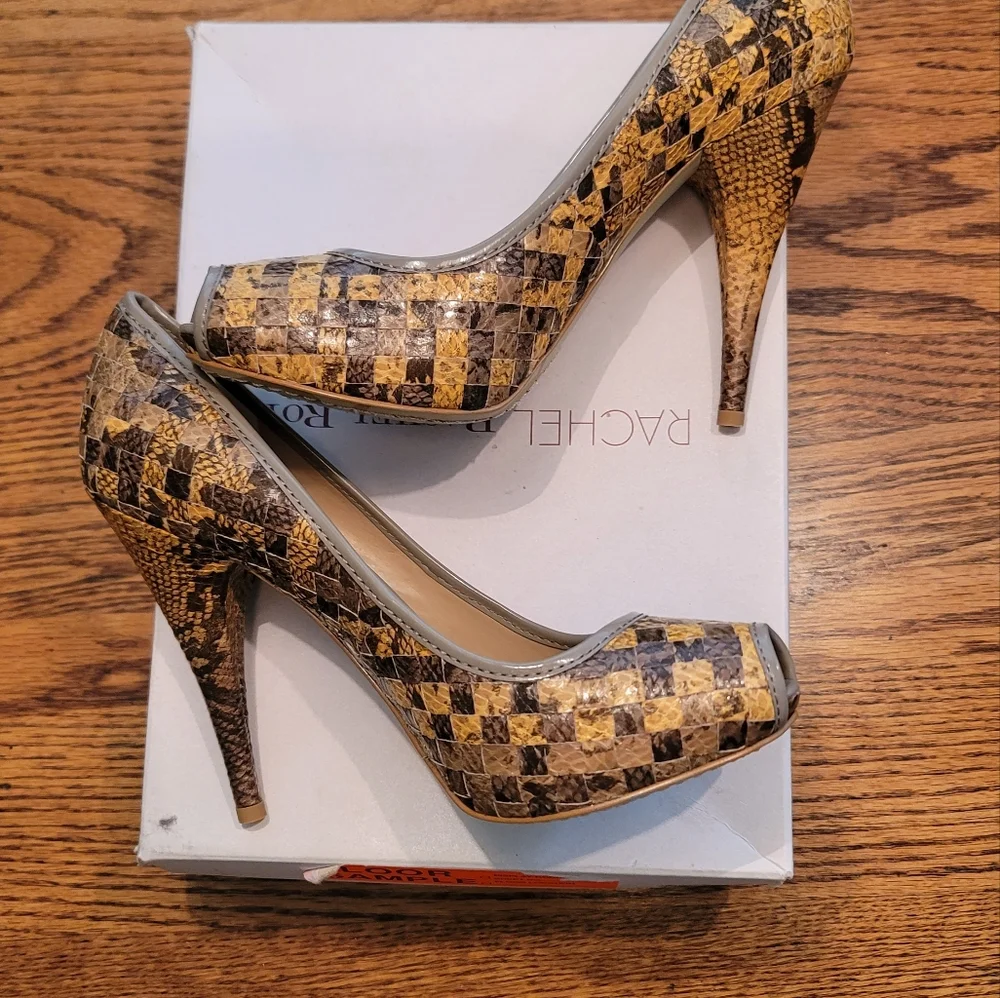 NWT Rachel Roy Snakeskin Mustard Yellow Gold Gray Taupe Tan Beige Peep Toe Heels - Picture 3 of 10